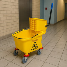 Cargar imagen en el visor de la galería, CUBETA CON EXPRIMIDOR DE 36L AMARILLA